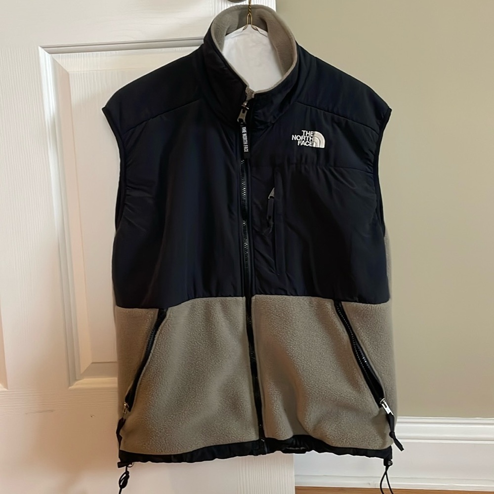 Women’s north face vest size large great condition